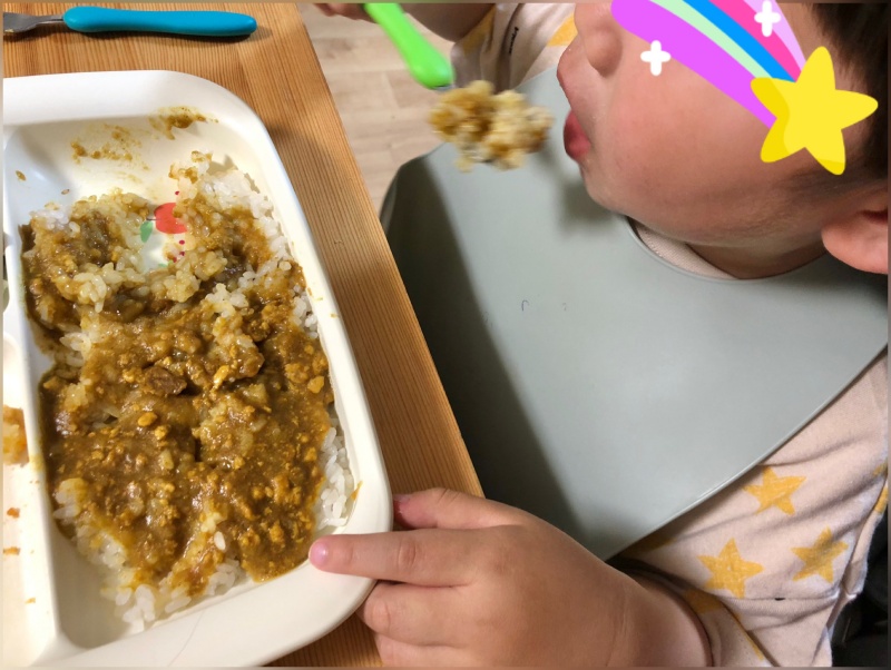 mogumoやさいの旨みがギュッとつまったチキンカレーを食べる2歳の息子