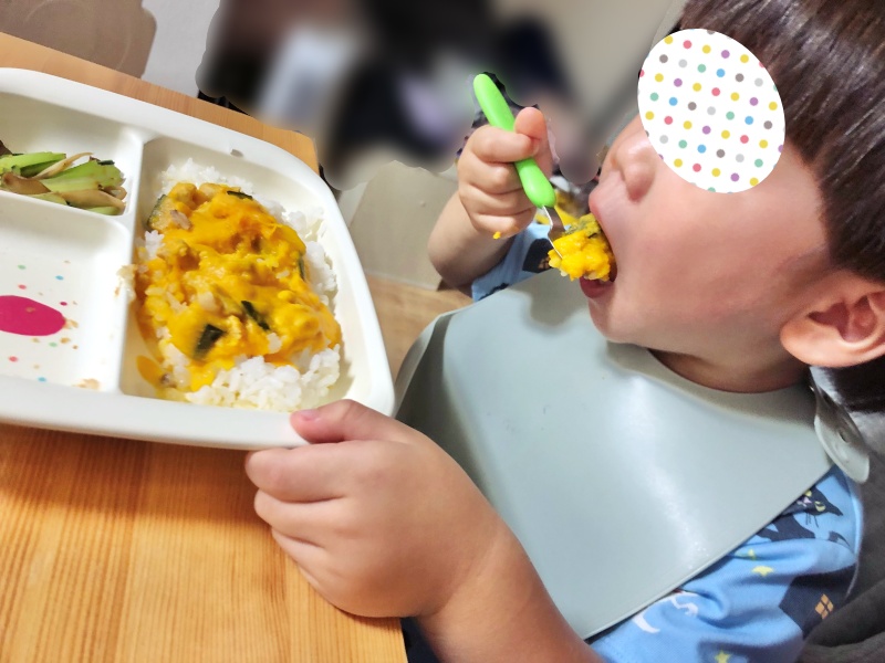 ホーミールの【ほっこりあまい】北海道産かぼちゃとにんじんのシチューを食べる息子のレビュー