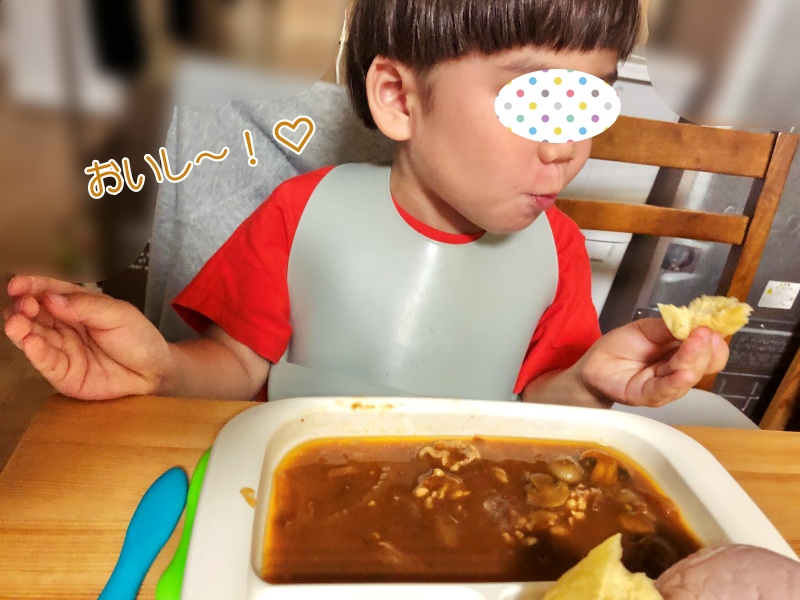 ホーミールの【常温で持ち運びOK！】やさいぱん3種セットを食べる息子のレビュー